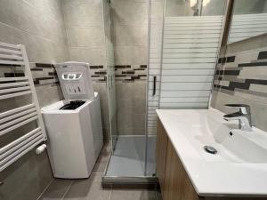 a bathroom with a toilet and a sink and a shower at Appartement tout confort proche lac in Thyez