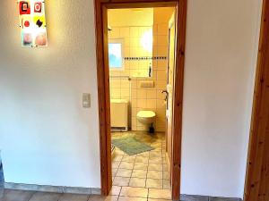 ein Bad mit WC und Waschbecken in einem Zimmer in der Unterkunft Ferienhäuser Liethmann Haus 4 W1 in Timmendorf