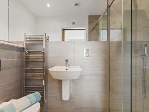 un baño con lavabo y ducha en One Sand Banks, en Haverfordwest 42 fotos más