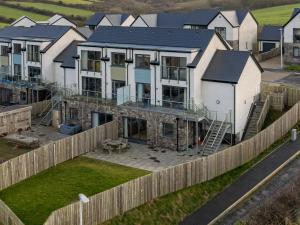 Una vista aérea de una casa con una valla. en One Sand Banks, en Haverfordwest