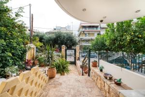 un patio con macetas en un edificio en Artistic Villa Luxury, en Atenas