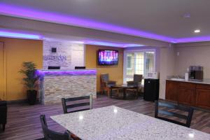 Galeriebild der Unterkunft Westbridge Inn & Suites in Clinton