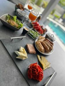 una mesa con platos de comida en una mesa en VILLA AVA, en Entre-Deux