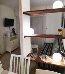 Habitación pequeña con escritorio y litera en T2 lumineux avec jardinet - Barbotan les Thermes, en Barbotan-les-Thermes