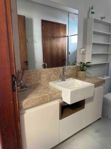 La salle de bains est pourvue d'un lavabo et d'un miroir. dans l'établissement Casa Recanto dos Pássaros, à Marechal Deodoro