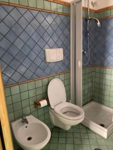 een badkamer met een toilet en een wastafel bij Porto Cesareo - Appartamento località Torre Lapillo - Orione C10 in Torre Lapillo