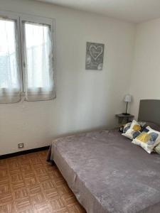 Giường trong phòng chung tại Maisonnette les Marines d'Helios T2 cabine +23 ảnh