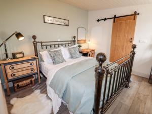 A bed or beds in a room at The Shearer's Hut