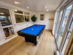 einen Billardtisch im Wohnzimmer mit in der Unterkunft Equires East London Townhouse by Harlington in London