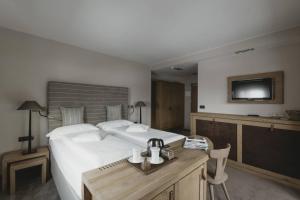 Rúm í herbergi á Eco & Wellness Boutique Hotel Sonne