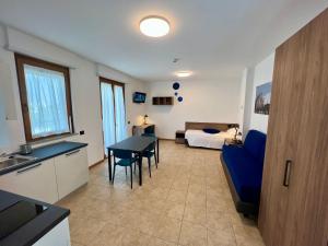 ein Wohnzimmer mit einer Küche und ein Schlafzimmer in der Unterkunft Corte Milano in Rozzano