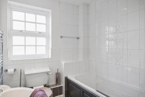 Phòng tắm tại Stylish Central York House Sleeps 10 - Parking