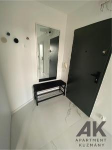 baño con espejo y banco. en Apartment Kuzmany, en Košice