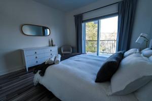 Postel nebo postele na pokoji v ubytování Condo le YÉTI -Lake view-St-Donat- dogfriendly