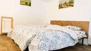 1 dormitorio con 1 cama con edredón azul y blanco en Superbe appartement classé 4 étoiles - le Boulou, en Le Boulou
