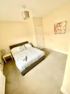 a bedroom with a white bed in a room at Bedford town house in Bedford