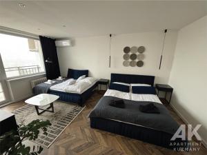 una camera con due letti e un divano di Apartment Kuzmany a Košice