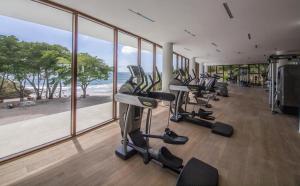 un gimnasio con una fila de cintas de correr y bicicletas estáticas en Bolongo, Punta de Mita Nayarit, en Higuera Blanca