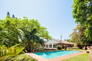 una casa con piscina en el patio en Summer Place Guest House, en Port Edward