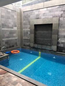 una gran piscina con piscina en Schones Haus Private Pool & Netflix by GroRental, en Bandung