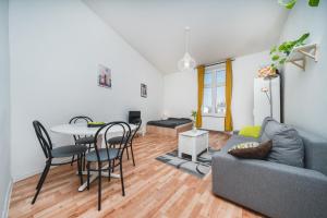 sala de estar con sofá y mesa en Plac Nowy Apartments - The Heart of Jewish Quarter, en Cracovia