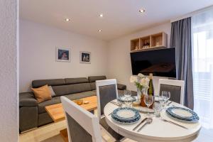 een eetkamer en een woonkamer met een tafel en stoelen bij Apartment Piesendorf in Piesendorf