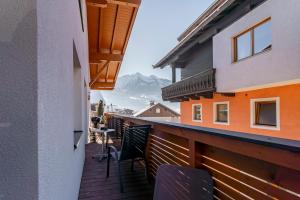 a balcony with a view of a mountain at Apartment Piesendorf in Piesendorf