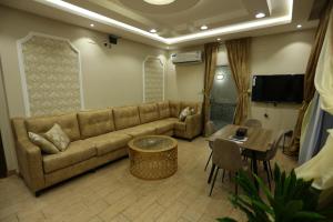 منتجع المخمل السياحي في الطائف: غرفة معيشة مع أريكة وطاولة