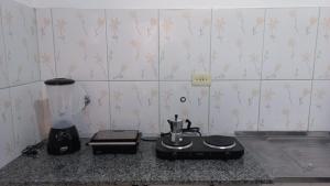eine Küchentheke mit einem Mixer darüber in der Unterkunft Casa Rota dos Vales in Miguel Pereira