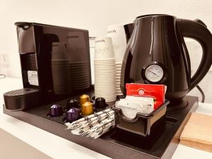 ekspres do kawy z czajnikiem i innymi produktami w obiekcie Unico w mieście Sassari
