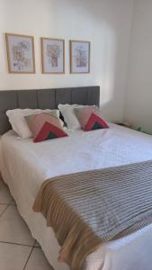 sypialnia z dużym łóżkiem z 2 poduszkami w obiekcie Casa Rota dos Vales w mieście Miguel Pereira