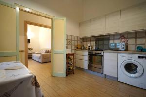 a kitchen with a washer and dryer in a room at Il Girasole in Trebiano