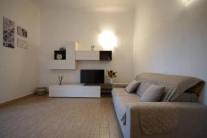 a living room with a couch and a tv at Il Girasole in Trebiano