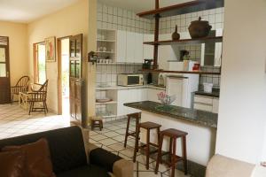 cocina con sofá y encimera en una habitación en Casa aconchegante c jardim em Ponta Negra Natal RN, en Natal