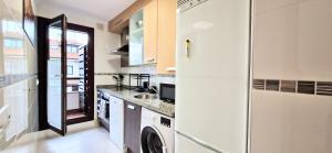 una cocina con lavadora y secadora. en Apartamento I&F Colombres by Casas de Los Picos en Colombres