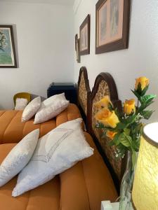 een slaapkamer met 2 bedden met kussens en een vaas met bloemen bij Casa Veva Tradición- Siles-Hasta 6 pers in Siles