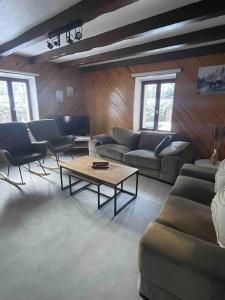 - un salon avec un canapé et une table basse dans l'établissement Maison vosgienne 2 à 8 personnes, à Rochesson