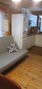 - un canapé avec un oreiller dans la cuisine dans l'établissement Domek nad Narwią, à Zatory