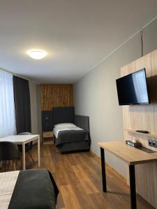ein Hotelzimmer mit einem Bett, einem Sofa und einem Tisch in der Unterkunft Penzion Stella in Prostějov