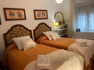 een slaapkamer met 2 bedden en een spiegel bij Casa Veva Tradición- Siles-Hasta 6 pers in Siles
