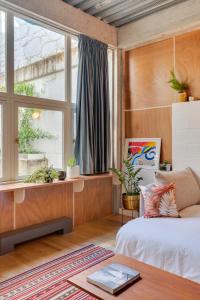 Uma cama ou camas num quarto em UMA Foyer 25 Apartments