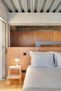 Uma cama ou camas num quarto em UMA Foyer 25 Apartments