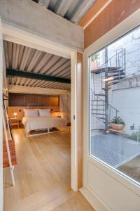 Uma cama ou camas num quarto em UMA Foyer 25 Apartments