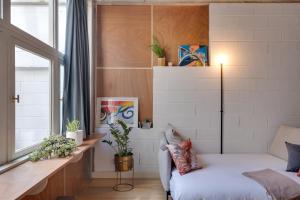 Uma cama ou camas num quarto em UMA Foyer 25 Apartments