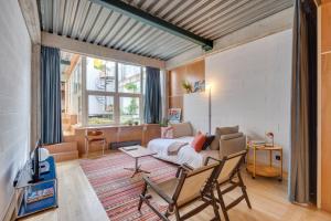 uma sala de estar com um sofá e uma TV em UMA Foyer 25 Apartments no Porto
