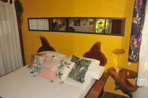 Postel nebo postele na pokoji v ubytování Mango Island Lodges