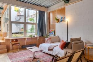 uma sala de estar com uma cama e uma janela em UMA Foyer 25 Apartments no Porto