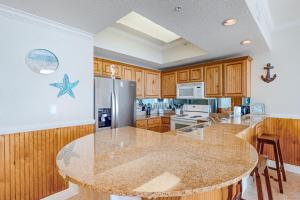 una cocina con una gran isla en el medio en Waters Edge 513 en Fort Walton Beach