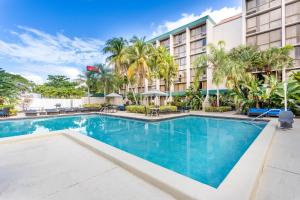 ein Pool vor einem Hotel in der Unterkunft 88 Palms Hotel & Event Center in West Palm Beach