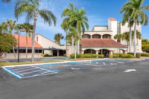 un aparcamiento frente a un edificio con palmeras en 88 Palms Hotel & Event Center, en West Palm Beach